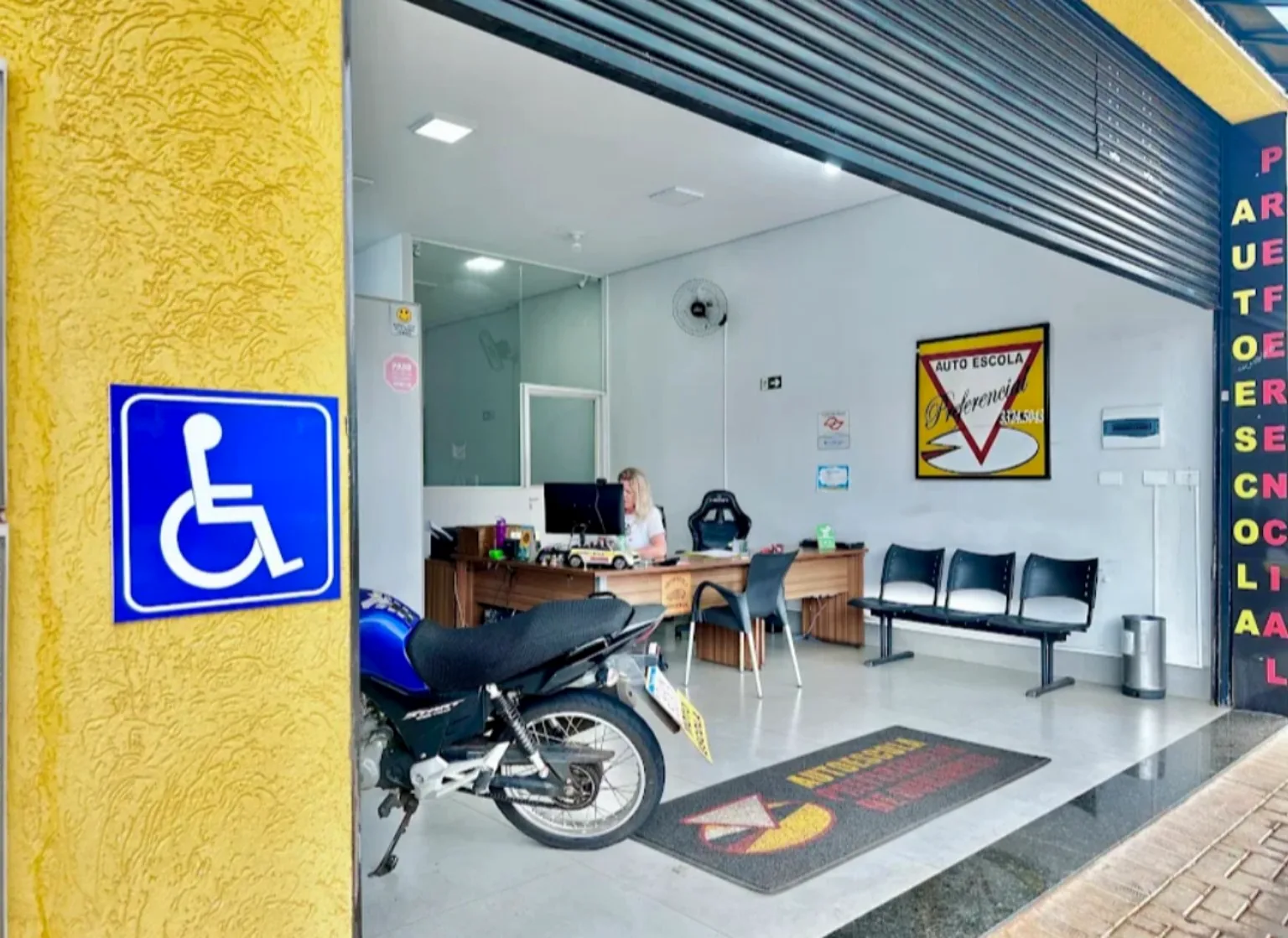 Entrada acessível e recepção da Autoescola Preferencial